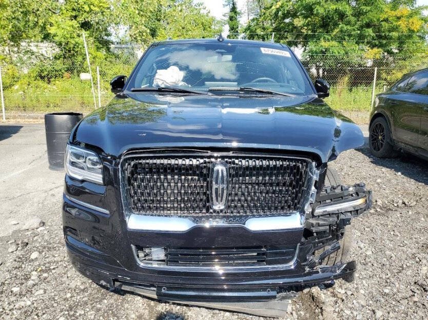 2024 Lincoln Navigator Image 2