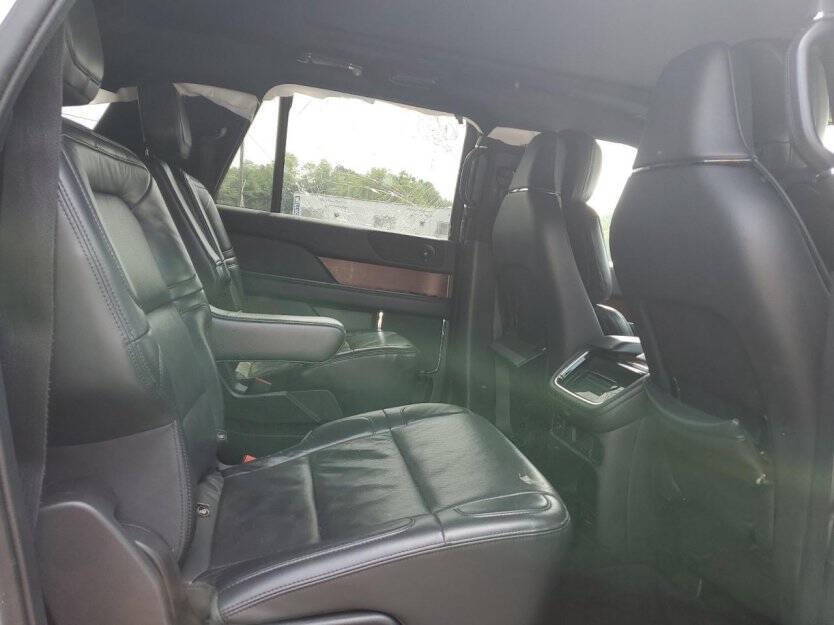 2022 Lincoln Navigator Image 9