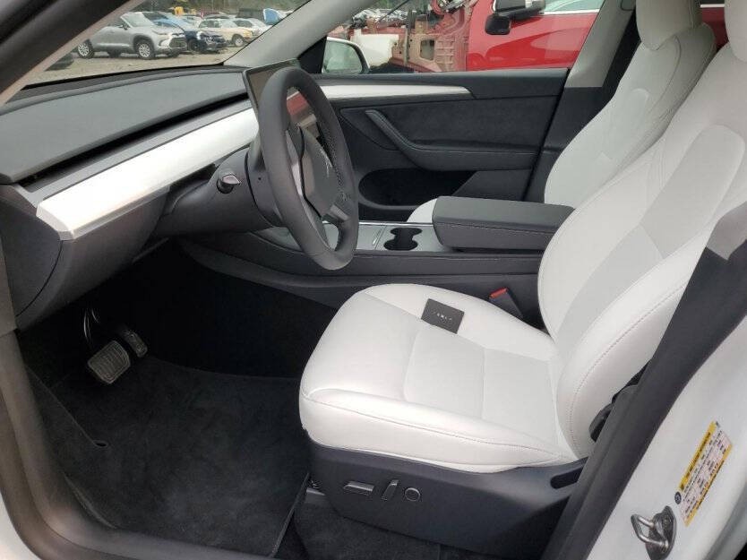 2025 Tesla Model Y Image 6