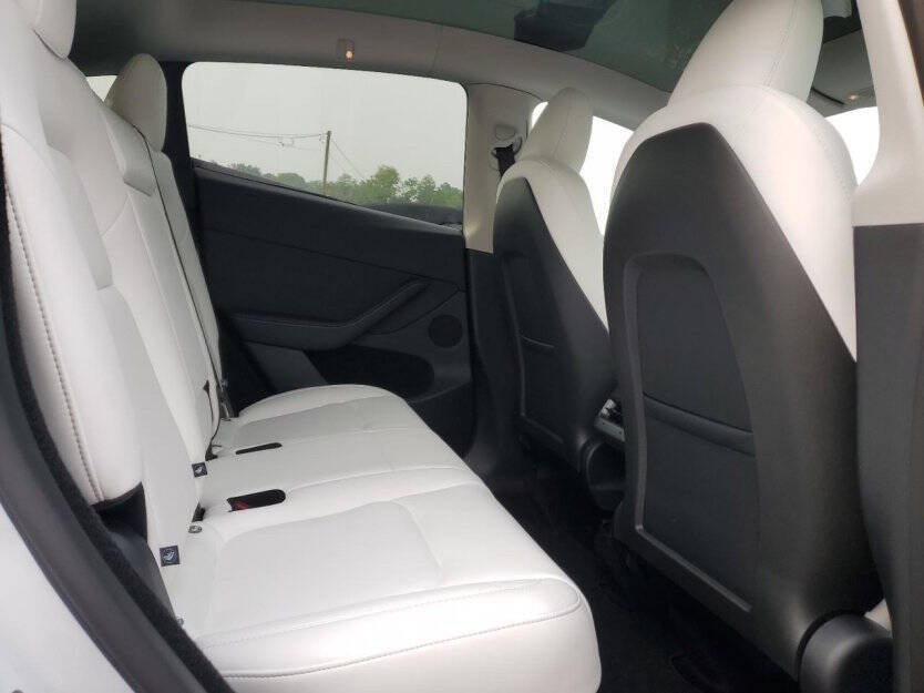 2025 Tesla Model Y Image 9