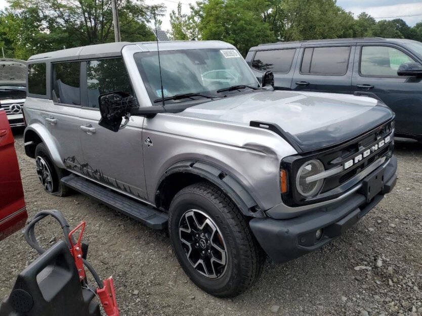 2022 Ford Bronco Image 1
