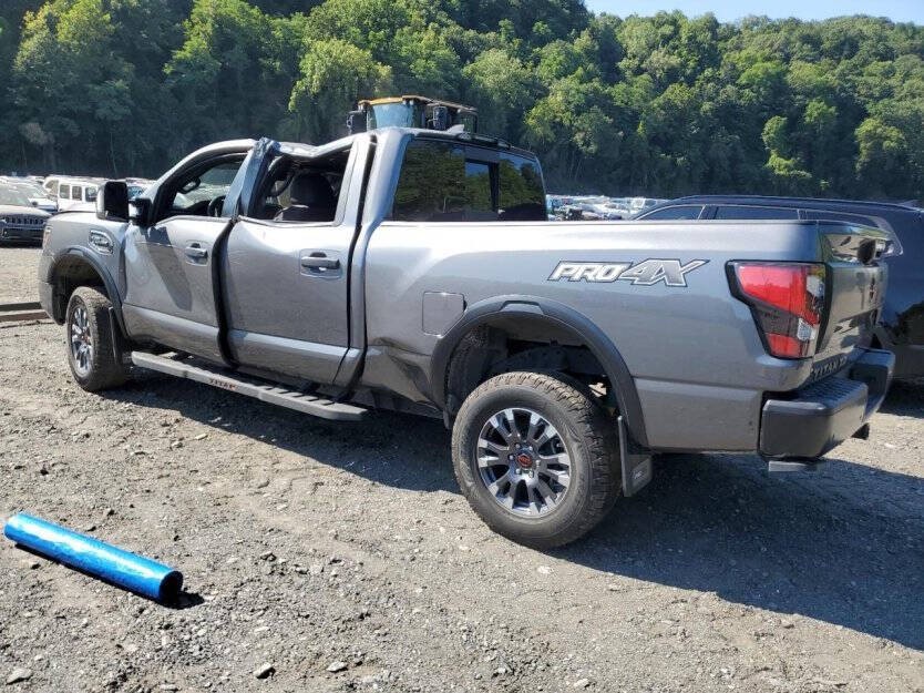 2023 Nissan Titan Image 3
