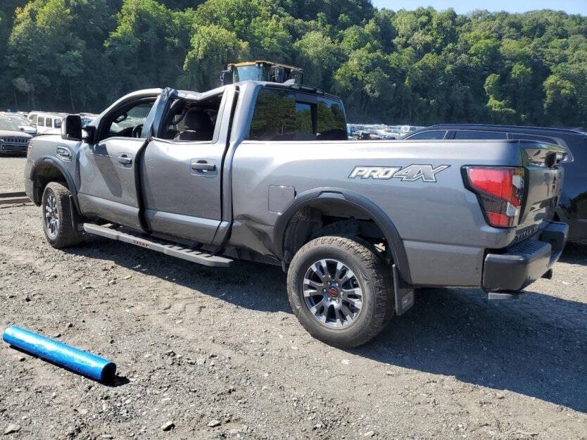 2023 Nissan Titan Image 3