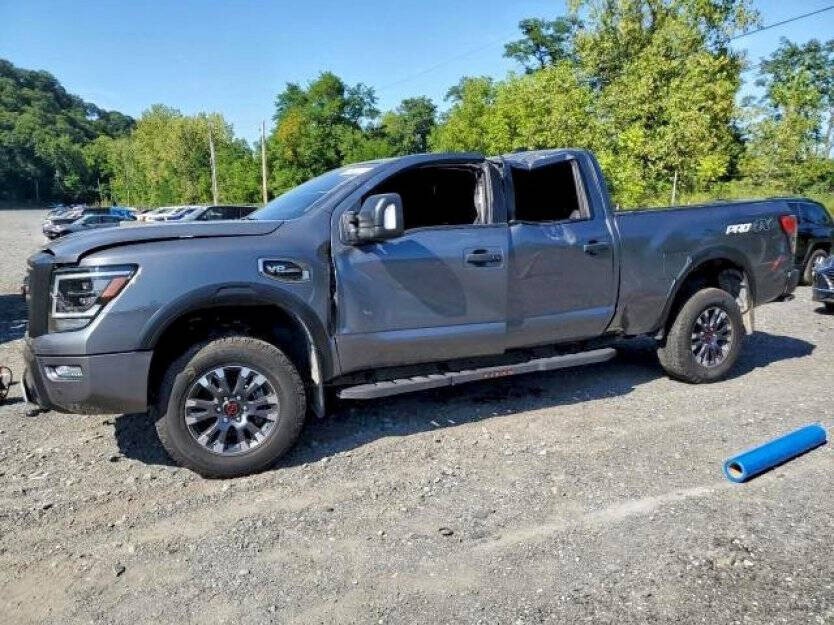 2023 Nissan Titan Image 2