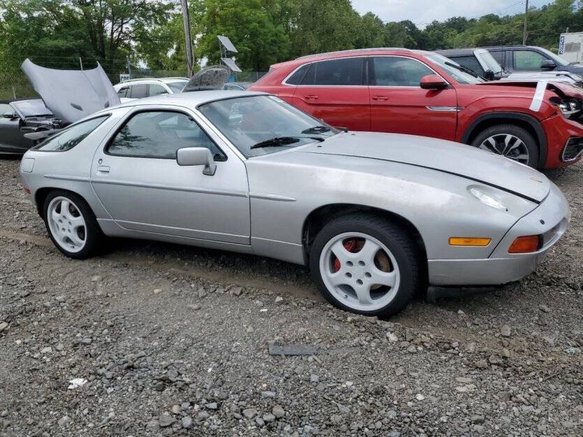 1988 Porsche 928 Image 1