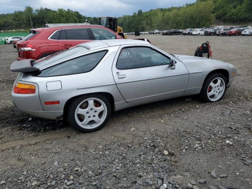 1988 Porsche 928 Image 4