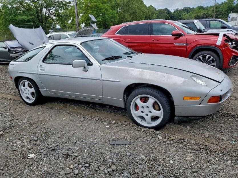 1988 Porsche 928 Image 1