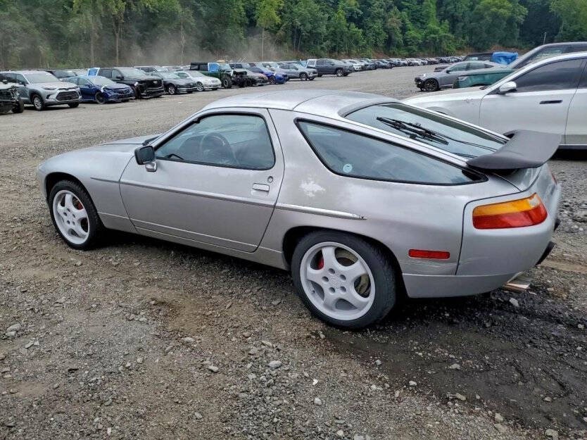 1988 Porsche 928 Image 3