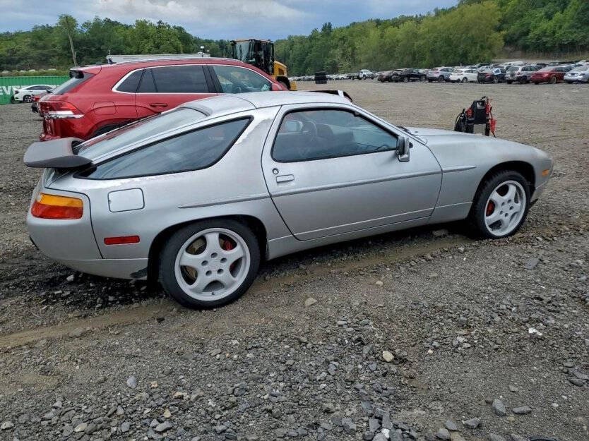 1988 Porsche 928 Image 4