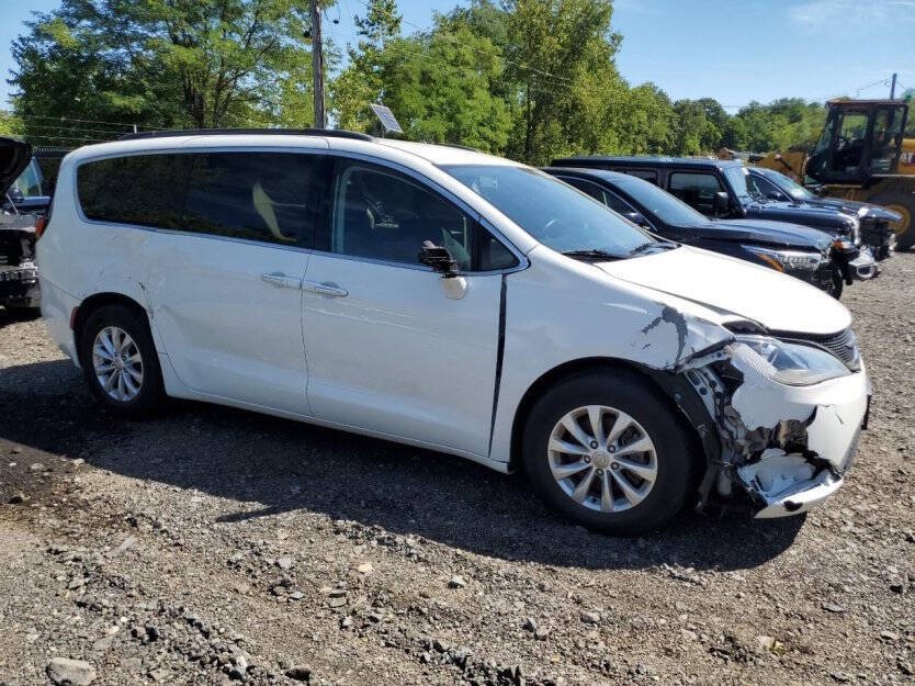 2019 Chrysler Pacifica Image 1