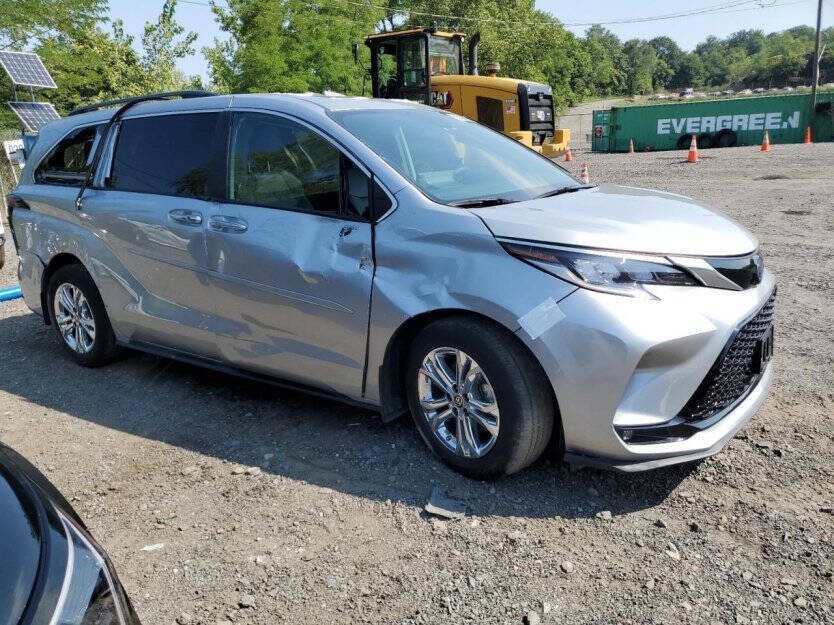 2023 Toyota Sienna Image 1