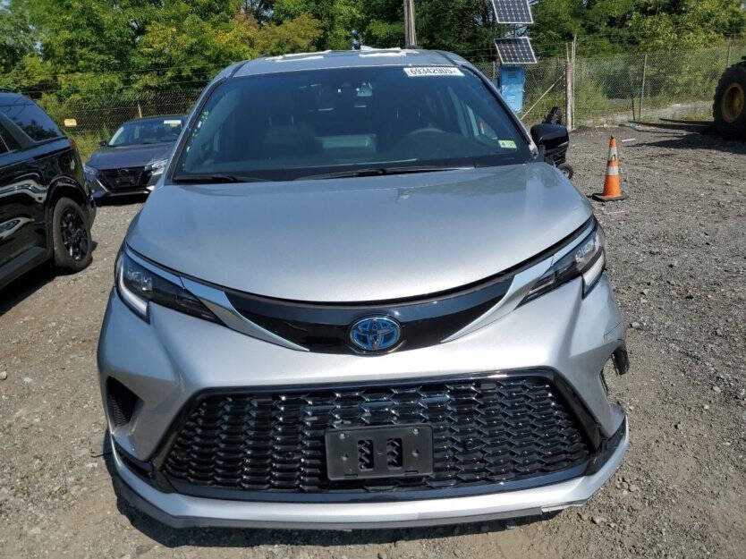 2023 Toyota Sienna Image 2