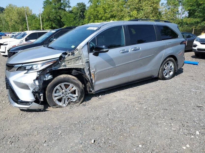 2023 Toyota Sienna Image 3
