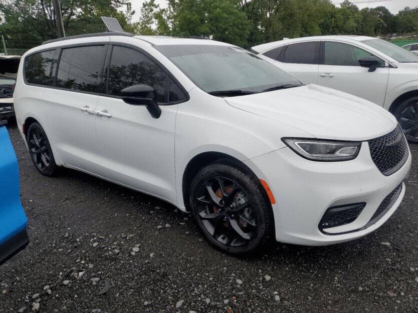 2024 Chrysler Pacifica Image 1