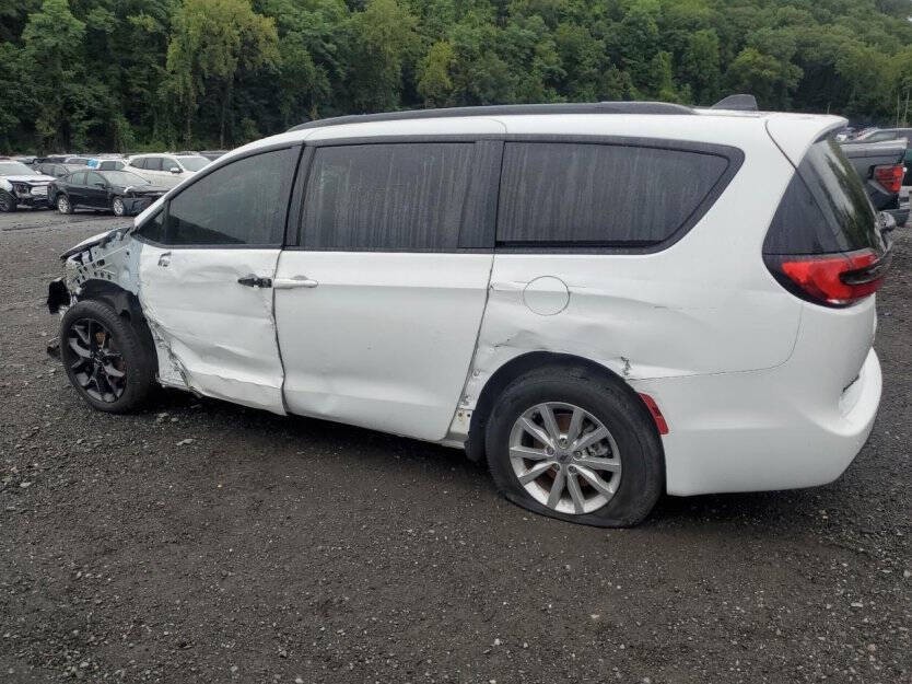 2024 Chrysler Pacifica Image 3