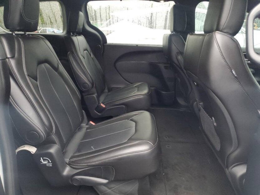 2024 Chrysler Pacifica Image 9