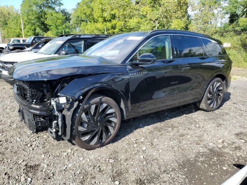 2024 Lincoln Nautilus Hybrid Image 3