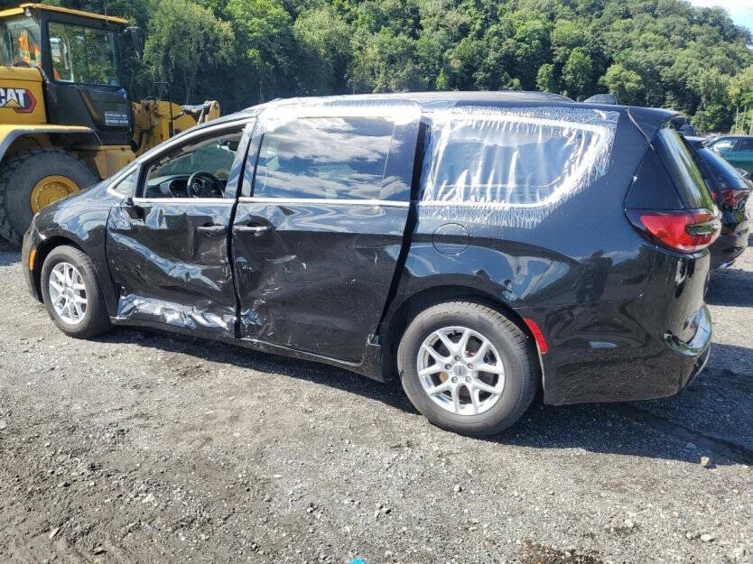 2022 Chrysler Pacifica Image 3