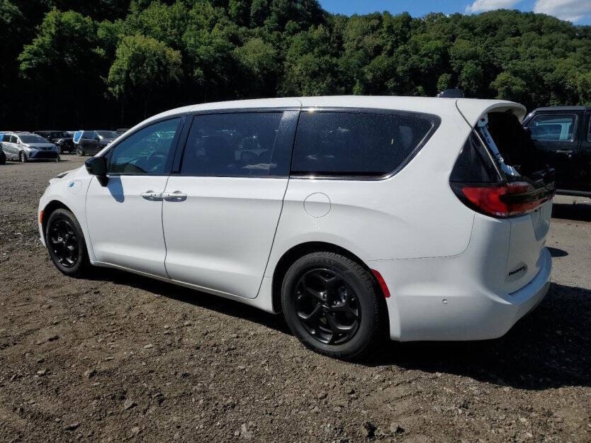 2024 Chrysler Pacifica Image 3
