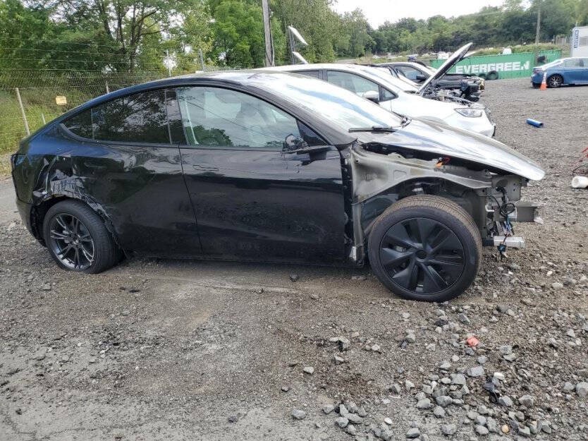 2025 Tesla Model Y Image 1