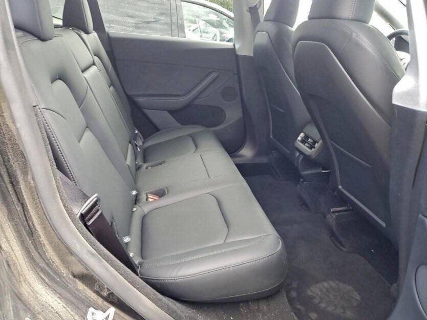 2025 Tesla Model Y Image 7