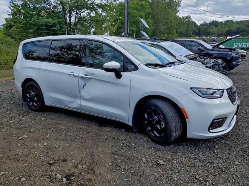 2023 Chrysler Pacifica Image 1