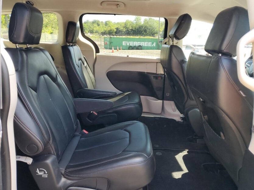 2023 Chrysler Pacifica Image 9