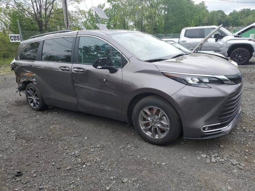 2024 Toyota Sienna Image 1