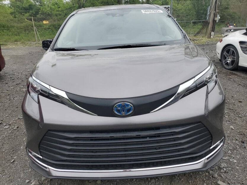 2024 Toyota Sienna Image 2