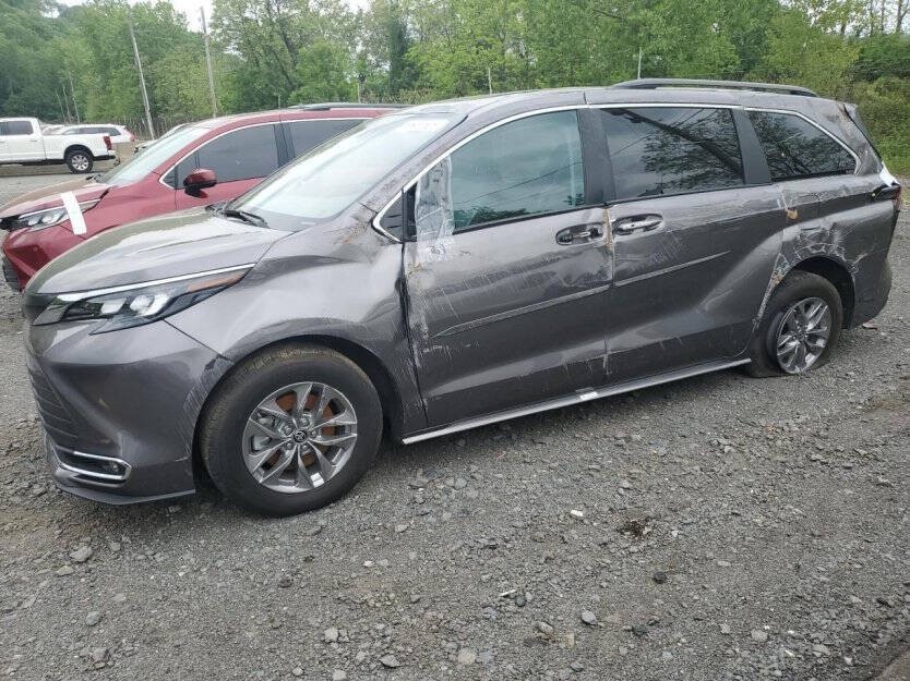 2024 Toyota Sienna Image 3