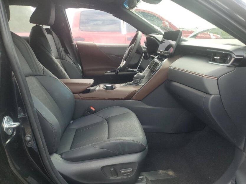 2024 Toyota Venza Image 6