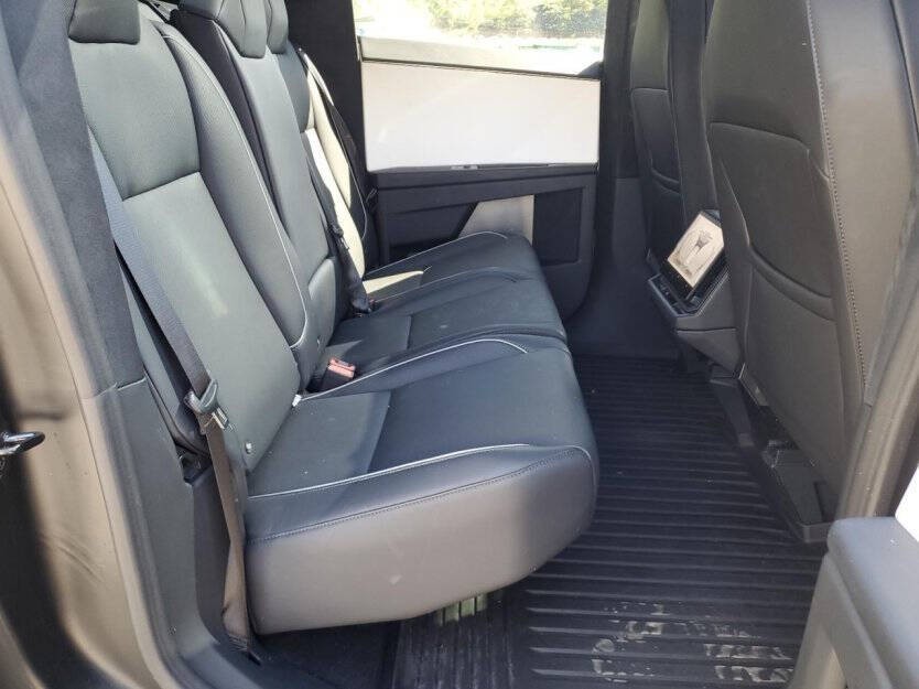 2024 Tesla Cybertruck Image 7