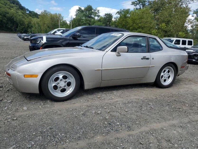 1986 Porsche 944 Image 2