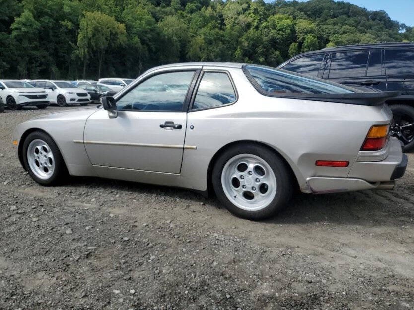 1986 Porsche 944 Image 3