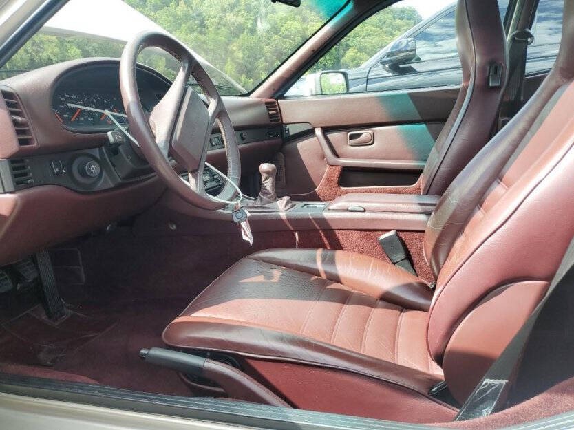 1986 Porsche 944 Image 5