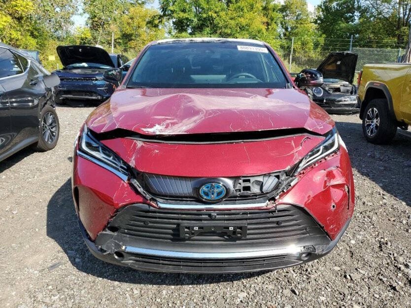 2022 Toyota Venza Image 2