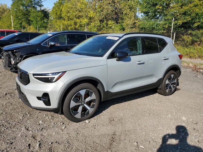 2024 Volvo XC40 Image 2