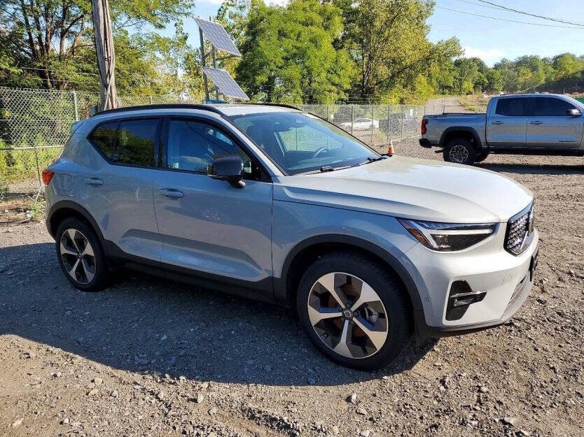 2024 Volvo XC40 Image 1