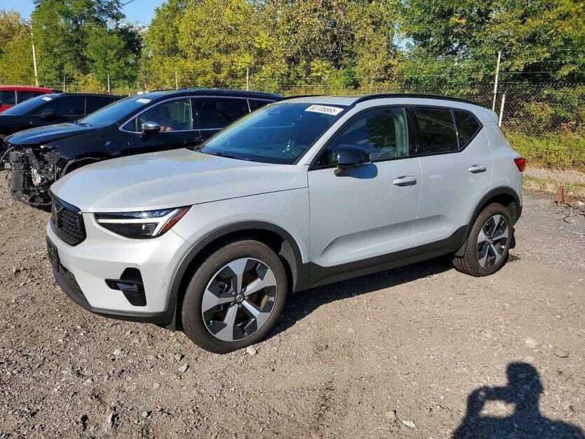 2024 Volvo XC40 Image 2