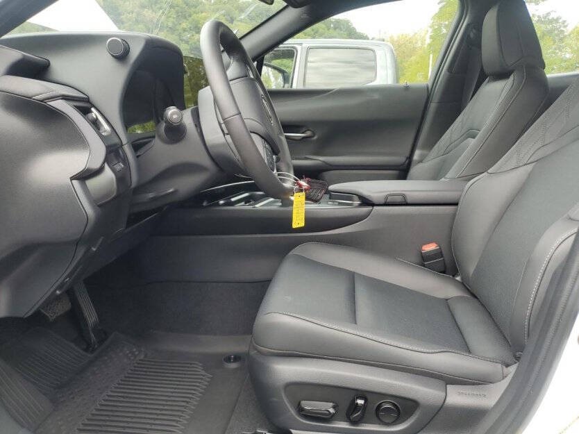 2025 Lexus UX 300h Image 6