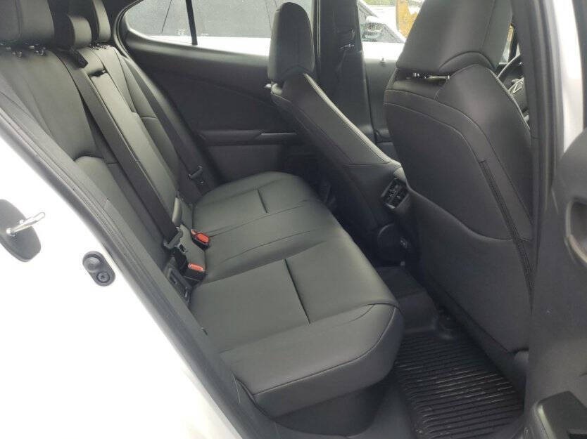 2025 Lexus UX 300h Image 9