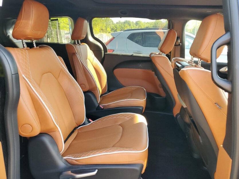 2025 Chrysler Pacifica Image 9