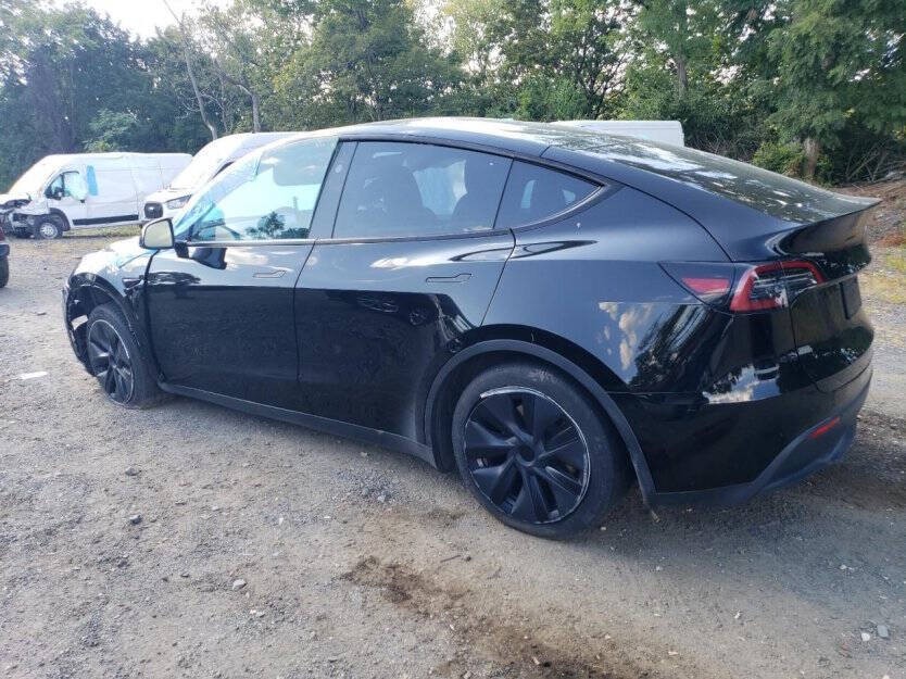 2024 Tesla Model Y Image 3