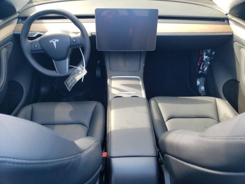 2025 Tesla Model Y Image 7
