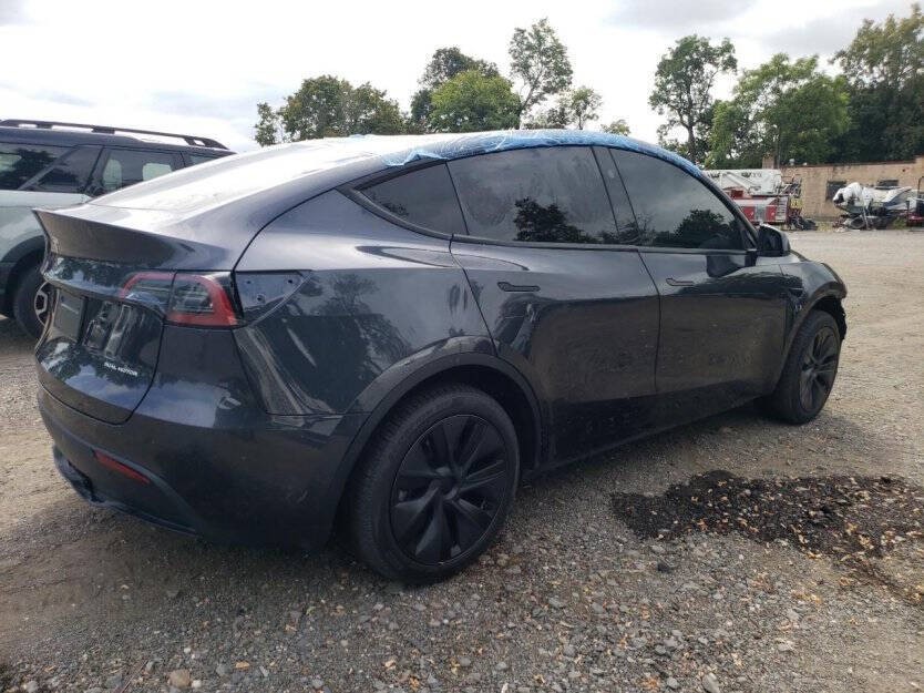 2025 Tesla Model Y Image 4