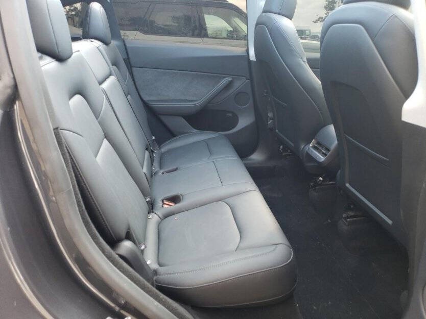 2025 Tesla Model Y Image 6