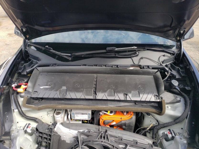 2025 Tesla Model Y Image 9