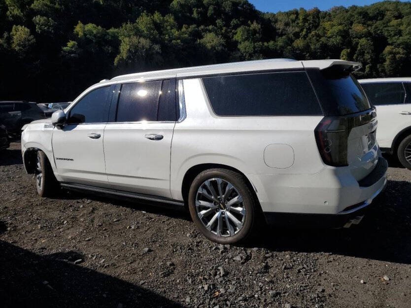 2025 Chevrolet Suburban Image 4