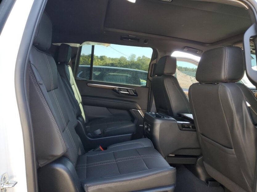 2025 Chevrolet Suburban Image 9