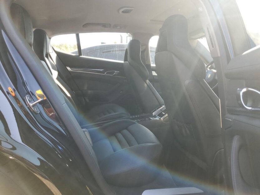 2016 Porsche Panamera Image 6